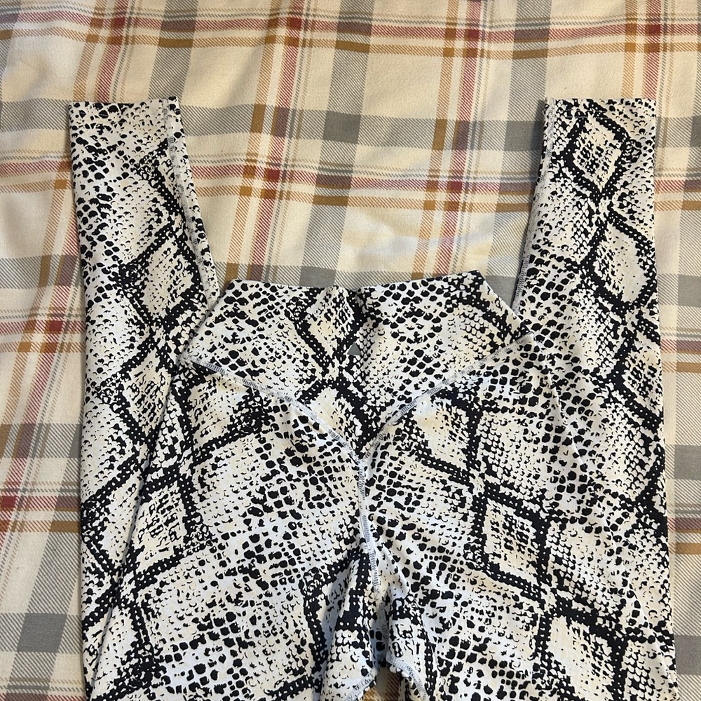 Black and White Snake Print Leggings